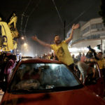 «Βούλιαξαν» οι δρόμοι της Νέας Φιλαδέλφειας από τους οπαδούς της ΑΕΚ που πανηγύριζαν τον ευρωπαϊκό τίτλο της ομάδας τους