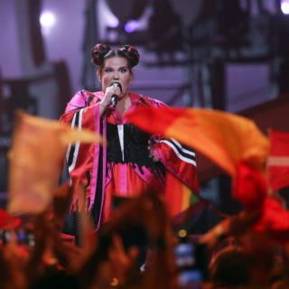 Γιατί μια ζουμερή κοπέλα πρέπει συνεχώς να διακωμωδεί τον εαυτό της;