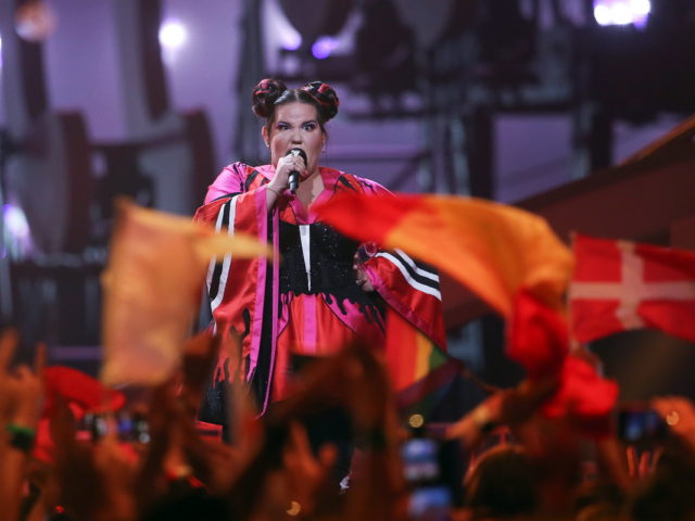 Γιατί μια ζουμερή κοπέλα πρέπει συνεχώς να διακωμωδεί τον εαυτό της;