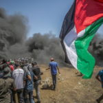 Δεκάδες Παλαιστίνιοι τραυματίστηκαν από ισραηλινά πυρά και δακρυγόνα σε διαδηλώσεις στα σύνορα με τη Γάζα
