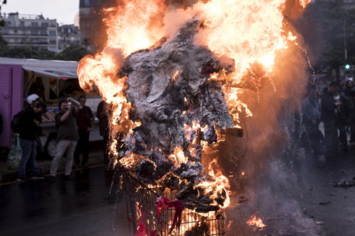Διαδηλωτές στο Παρίσι έκαψαν ομοίωμα του Μακρόν