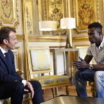 Την γαλλική υπηκοότητα πήρε μετανάστης που έσωσε από το θάνατο ένα παιδί [ΒΙΝΤΕΟ]