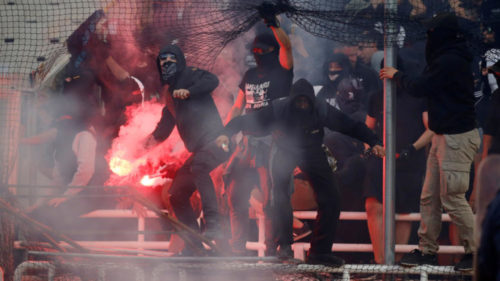 Τελικός Κυπέλλου ΑΕΚ-ΠΑΟΚ: Αποπνικτική η ατμόσφαιρα στο ΟΑΚΑ λόγω δακρυγόνων μετά τη λήξη του τελικού