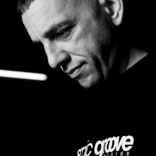 Ο Adam X διαλέγει δίσκους λίγο πριν ανέβει στα decks του Temple Athens