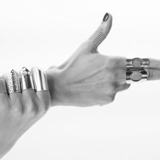 Τα κοσμήματα του Bord de l’eau Design Factory είναι φτιαγμένα από αντιθέσεις