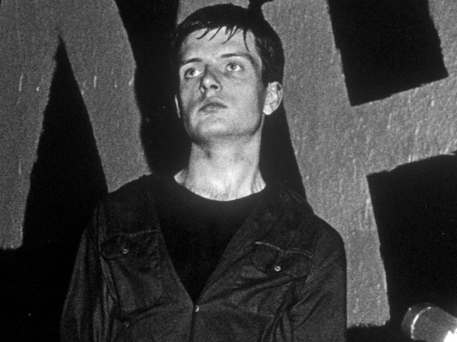 Στις 18 Μαϊου του 1980 αυτοκτονεί ο Ίαν Κέρτις, ο τραγουδιστής των Joy Division