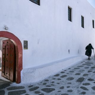 Ο φωτογραφικός φακός της Λίζης Μανωλά γέννησε το “Mykonos Muse”, μια ωδή στο νησί του φωτός