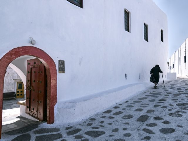 Ο φωτογραφικός φακός της Λίζης Μανωλά γέννησε το “Mykonos Muse”, μια ωδή στο νησί του φωτός