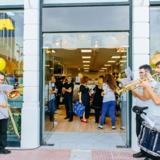 Μπαλόνια, πολαρόιντ και τρομπέτες: Ο Πειραιάς ζει πια την IKEA εμπειρία…