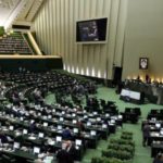 Βουλευτές του Ιράν έκαψαν σημαία των ΗΠΑ μέσα στο κοινοβούλιο