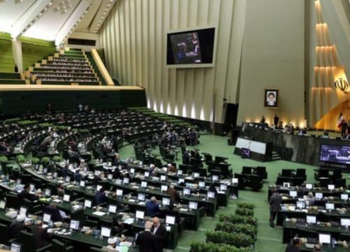 Βουλευτές του Ιράν έκαψαν σημαία των ΗΠΑ μέσα στο κοινοβούλιο