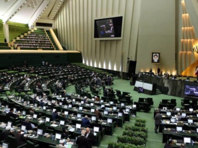 Βουλευτές του Ιράν έκαψαν σημαία των ΗΠΑ μέσα στο κοινοβούλιο