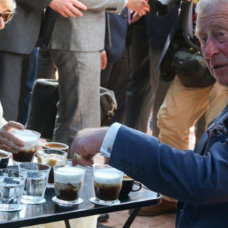 Ο Πρίγκιπας Κάρολος φόρεσε μανικετόκουμπα με την ελληνική και βρετανική σημαία