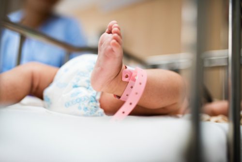 Γεννήθηκε το πρώτο μωρό από μεταμόσχευση μήτρας νεκρής δότριας