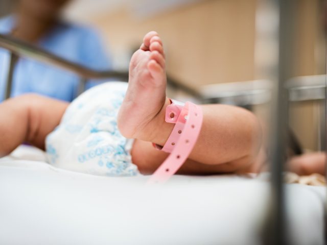 Γεννήθηκε το πρώτο μωρό από μεταμόσχευση μήτρας νεκρής δότριας