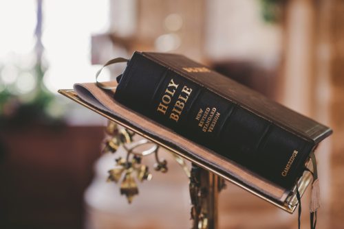 Σχολείο εξανάγκασε τους LGBT+ μαθητές τους να διαβάζουν την Βίβλο ως τιμωρία