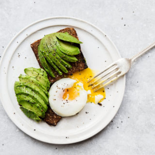 Ποια τρία πράγματα πρέπει να περιλαμβάνει ένα πρωινό;