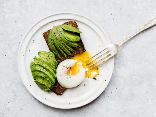 Ποια τρία πράγματα πρέπει να περιλαμβάνει ένα πρωινό;