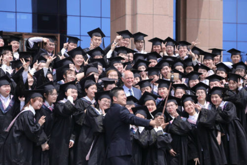 Κινέζοι φοιτητές στριμώχνονται για μια selfie με τον Γιώργο Παπανδρέου