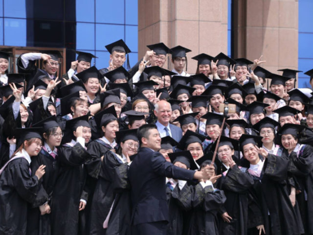 Κινέζοι φοιτητές στριμώχνονται για μια selfie με τον Γιώργο Παπανδρέου