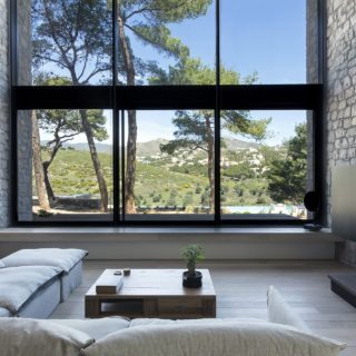 Σε μια περιοχή με πυκνή βλάστηση, η μονοκατοικία Wedge μοιάζει με πεταλούδα