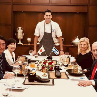 Ο σεφ του Ισραηλινού πρωθυπουργού, σέρβιρε γλυκό στον Ιάπωνα πρωθυπουργό μέσα σε ένα… παπούτσι [ΕΙΚΟΝΕΣ]