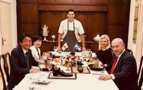 Ο σεφ του Ισραηλινού πρωθυπουργού, σέρβιρε γλυκό στον Ιάπωνα πρωθυπουργό μέσα σε ένα… παπούτσι [ΕΙΚΟΝΕΣ]