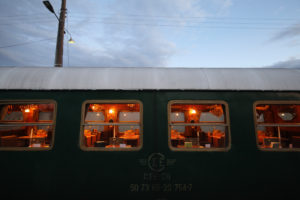 Δυο Kαρδιές Hλεκτρισμένες σ’ ένα Tραίνο…, του Καίσαρα Εμμανουήλ