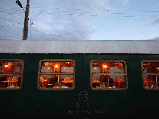 Δυο Kαρδιές Hλεκτρισμένες σ’ ένα Tραίνο…, του Καίσαρα Εμμανουήλ