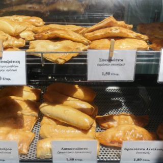 Αυτές τις λαχταριστές πίτες τις βρίσκετε στο πιο μικρό μαγαζί του Συντάγματος