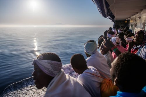 Συγκλονίζει η ιστορία ενός Ισπανού φωτορεπόρτερ με τους μετανάστες στο πλοίο Aquarius