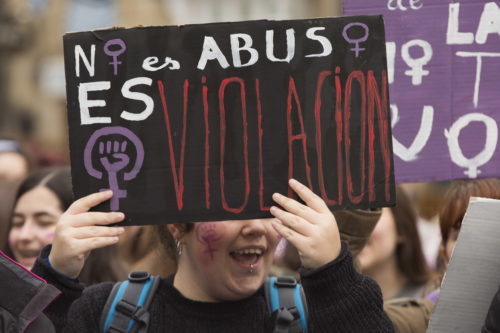 Ισπανία: Όσοι καταδικάζονται για ενδοοικογενειακή ή έμφυλη βία δεν θα έχουν δικαίωμα να επισκέπτονται τα παιδιά τους