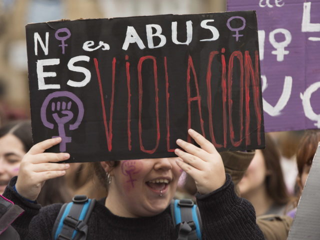 Οργή στην Ισπανία: Αποφυλακίζονται οι πέντε άνδρες που κατηγορούνται για τον ομαδικό βιασμό έφηβης