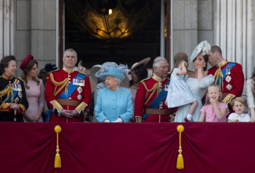 Η βασιλική οικογένεια της Αγγλίας, ετοιμάζεται για τον πρώτο της γκέι γάμο