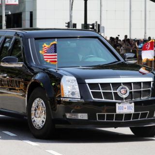 Η στιγμή που ο Τραμπ δείχνει την αξίας 1,6 εκατομμυρίων δολαρίων προεδρική λιμουζίνα του στον Κιμ Γιονγκ Ουν [ΒΙΝΤΕΟ]