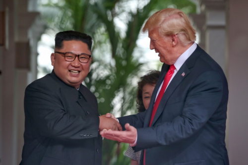 O Τραμπ κατηγoρεί εκ νέου το Πεκίνο ότι εμποδίζει τις συνομιλίες για την αποπυρηνικοποίηση της Βόρειας Κορέας