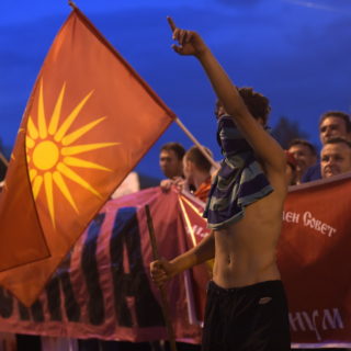 Επεισόδια έξω από το Κοινοβούλιο της πΓΔΜ για τη συμφωνία