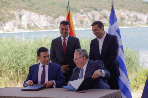 Υπογράφηκε η συμφωνία για το ονοματολογικό της ΠΓΔΜ, από τους Κοτζιά – Ντιμιτρόφ -Νίμιτς (βίντεο)