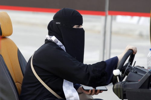 Σαουδική Αραβία: Από σήμερα οδηγάνε και οι γυναίκες