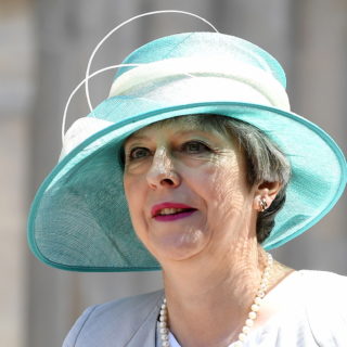 Αυτή είναι η «ντροπιαστική» υπόκλιση της Theresa May στον πρίγκιπα William που έγινε viral