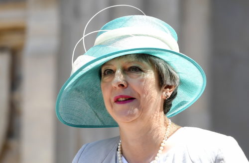 Αυτή είναι η «ντροπιαστική» υπόκλιση της Theresa May στον πρίγκιπα William που έγινε viral