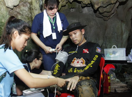Ταϊλάνδη: Νεκρός ένας από τους διασώστες αφού άφησε φιάλες οξυγόνου στα παγιδευμένα παιδιά