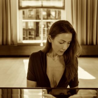 Η Margo Nancyfor, αν και μουσικός, απολαμβάνει ιδιαίτερα τη σιωπή