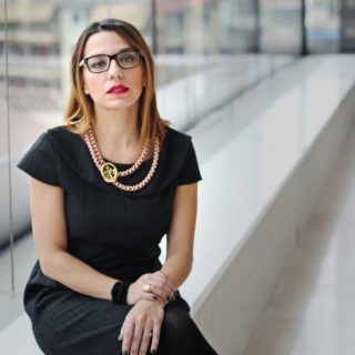 Η Ρουμπίνη Μοσχοχωρίτη δείχνει την «Έξοδο» για να φτάσεις «Από το γάμο…στο Διαζύγιο»