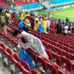 Ρεσιτάλ από τους Ιάπωνες φιλάθλους: μάζευαν τα σκουπίδια τους από την εξέδρα [BINTEO]