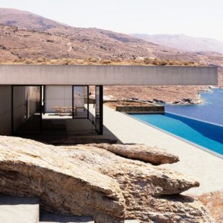 Δύο θερινές κατοικίες γίνονται ένα με το φυσικό κυκλαδίτικο τοπίο της Άνδρου