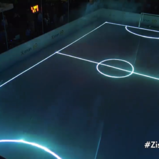 Τακουνάκια, τάκλιν και γκολ με …ακρίβεια λέιζερ–Μια μοναδική ποδοσφαιρική έκπληξη από τον ΟΠΑΠ στο Σύνταγμα [ΒΙΝΤΕΟ]