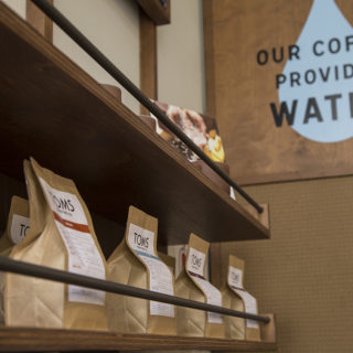 H Αθήνα προσφέρει νερό σε περιοχές που δεν έχουν, μέσα από το νέο TOMS Store Athens!