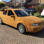 Άνδρας έντυσε αυτοκίνητο με γούνα για να κυκλοφορεί με τα κατοικίδιά του