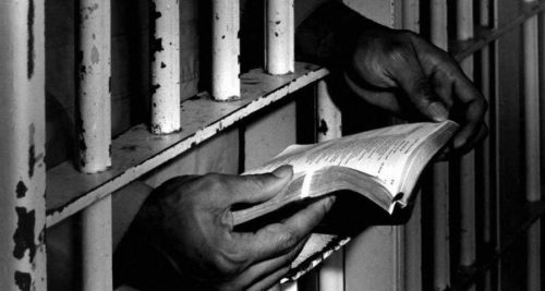 ΑΡΣΙΣ: Κάλεσμα για συλλογή βιβλίων για τις βιβλιοθήκες των φυλακών